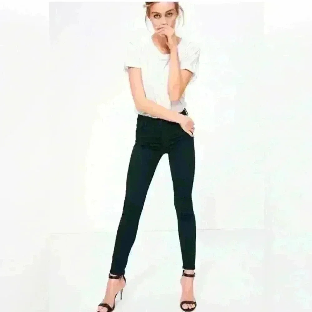 MOTHER High Waisted Looker Ankle Fray Jeans in Blackbird Wash size 27